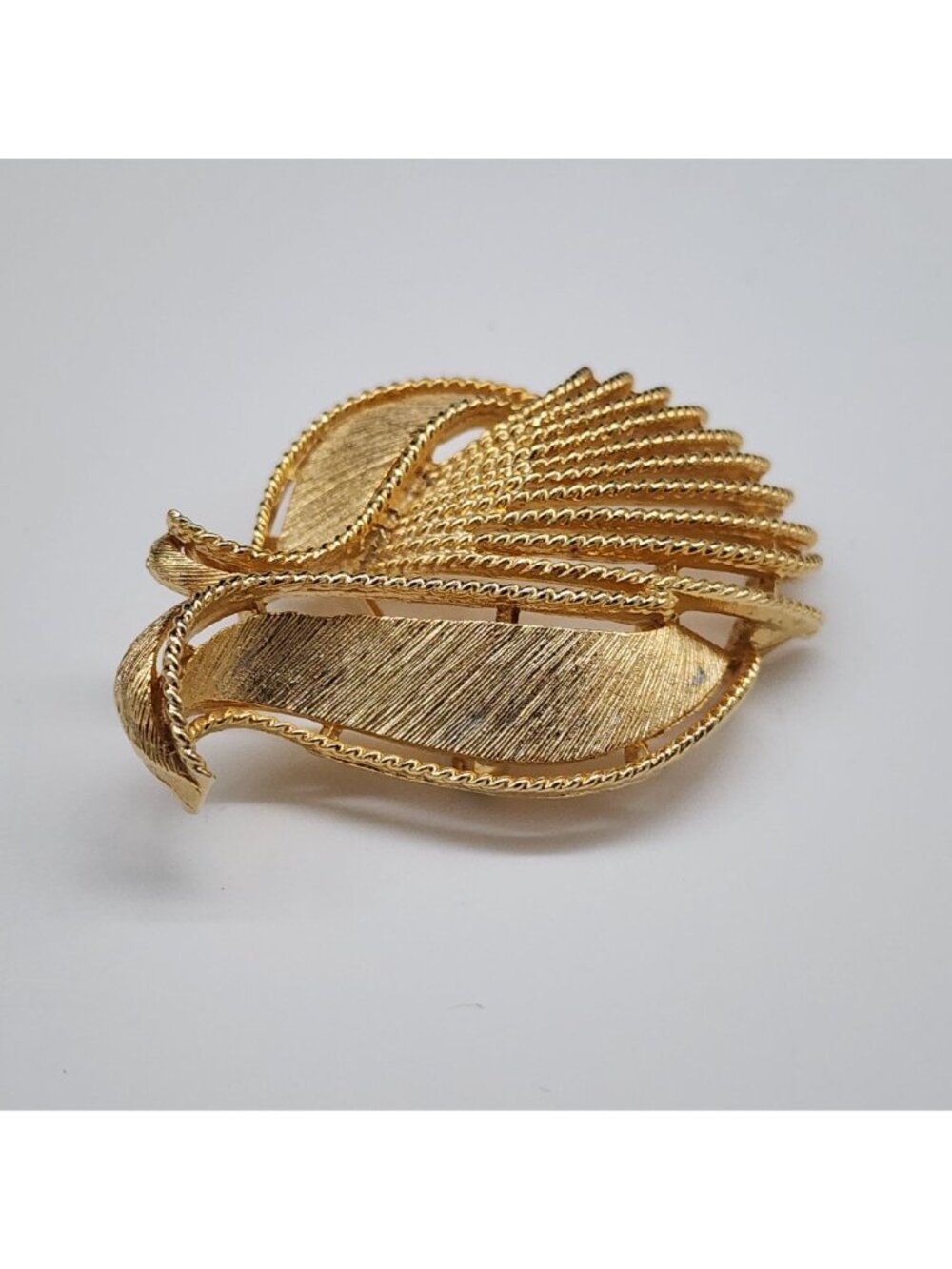 Vintage Lisner Brooch Gold Tone Modernist Abstract Leaf Pin - Picture 4 of 9
